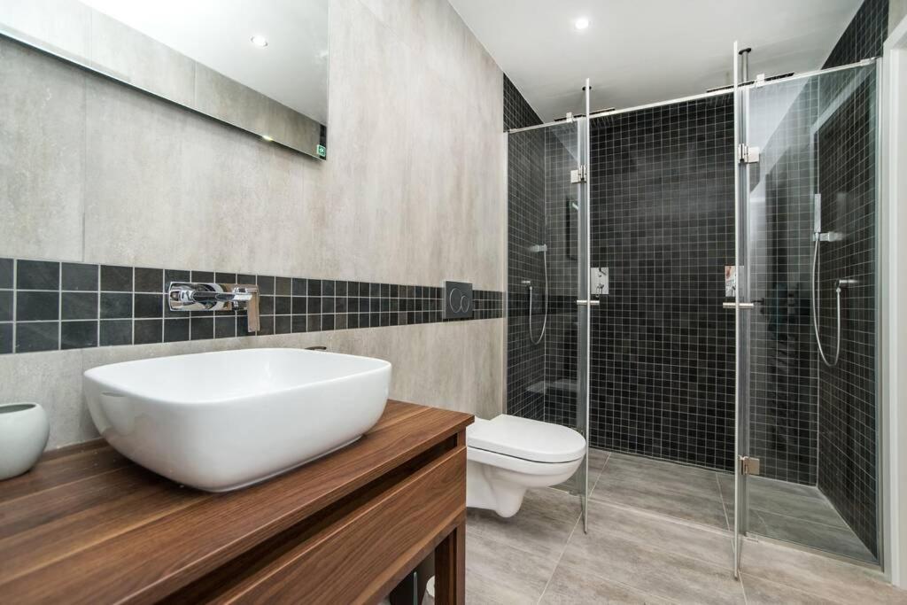Old Town 1 Bedroom Oasis With Ac And Double Shower Praga Esterno foto