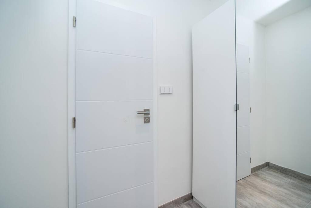 Old Town 1 Bedroom Oasis With Ac And Double Shower Praga Esterno foto